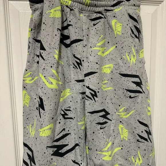 Nike Light Gray and Neon Yellow Men's Tee with matching shorts - Picture 3 of 4
